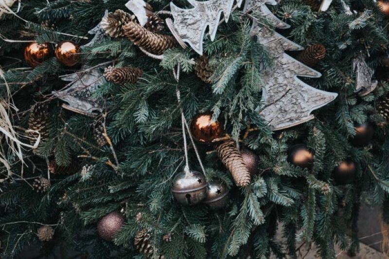 Step-by-step guide to using ribbons on artificial Christmas trees